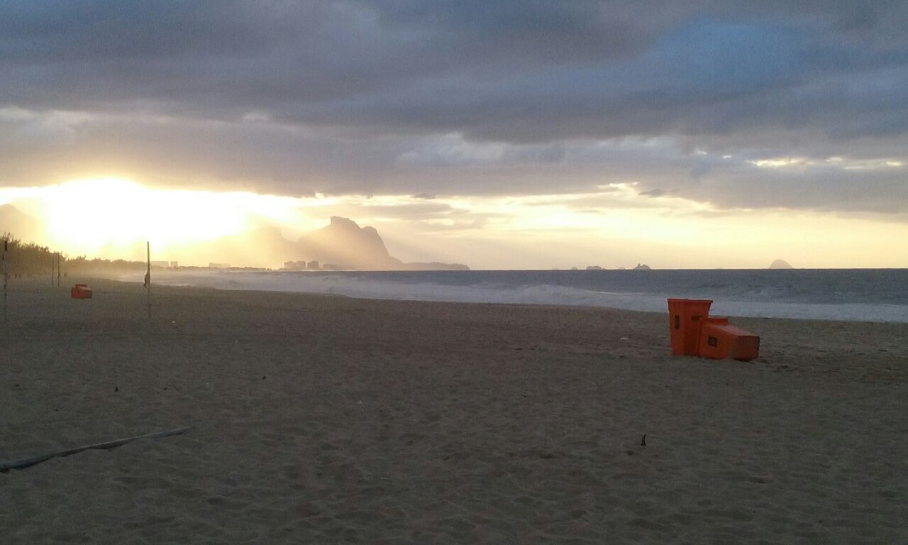Raios de sol por entre núvens vistos no dia na praia 2016 Raios de sol por entre núvens vistos no dia na praia 2016
