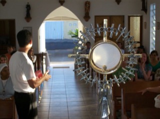 Guido conversando sobre Deus em frente a eucaristia Guido conversando sobre Deus em frente a eucaristia