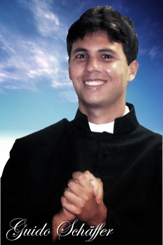 Guido sorrindo, vestindo roupa de seminarista com as mãoes unidas Guido sorrindo, vestindo roupa de seminarista com as mãoes unidas