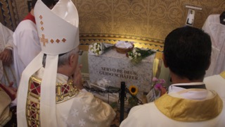 Dom Roberto reza diante dos restos mortais do Guido Dom Roberto reza diante dos restos mortais do Guido